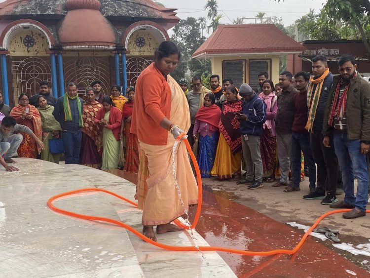 Union Minister Pratima Bhoumik attends Swachhta Abhiyan in Chaudda Devata temple