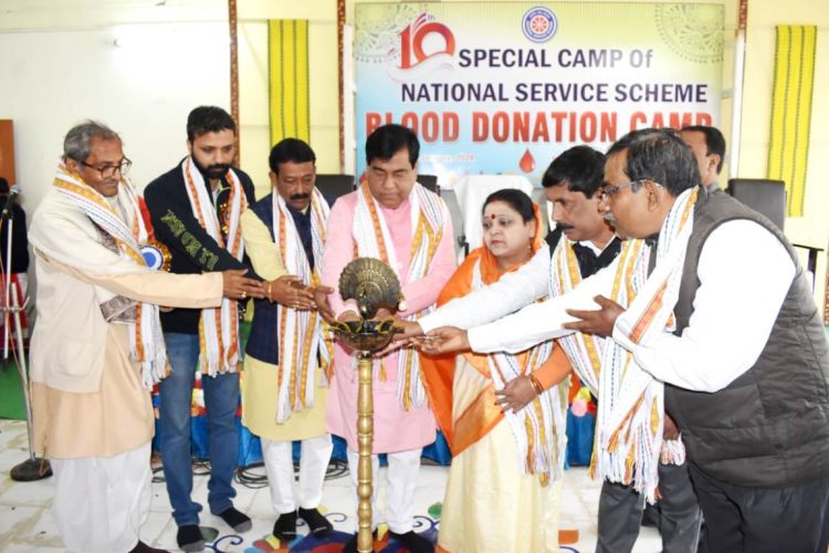 People should come forward to donate blood to maintain balance between demand and supply of blood: Mayor