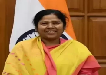 Union Minister Pratima Bhoumik stood next to the motherless little child