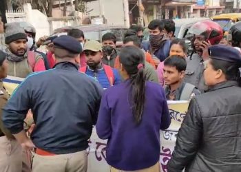 TET qualified aspirants blocked CM residence, demands  fast recruitment