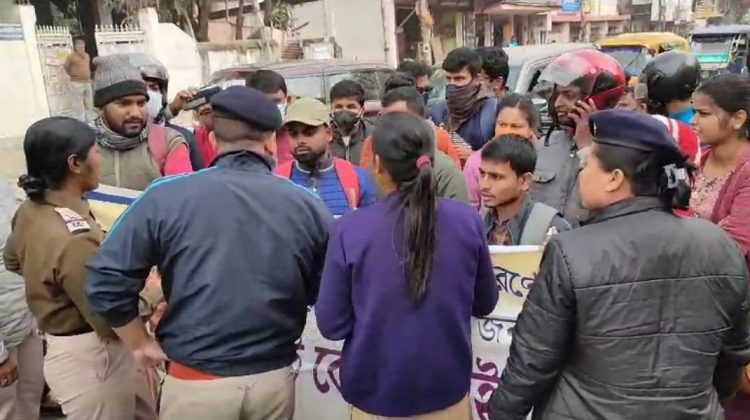 TET qualified aspirants blocked CM residence, demands  fast recruitment