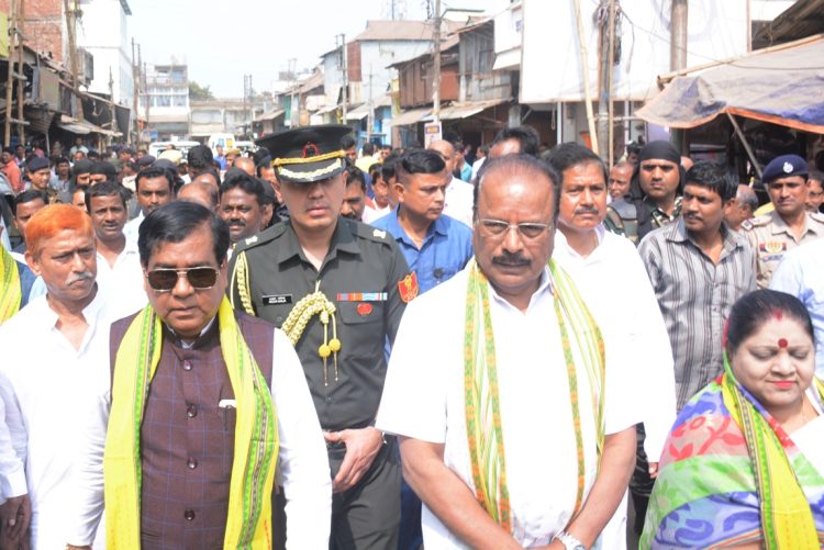 Governor Indra Sen Reddy Nallu Engages with Traders at Maharaja Ganj Bazar