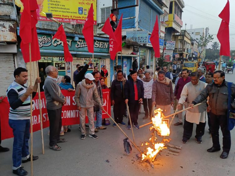 All India Kishan Sabha stages protest against the interim budget by FM