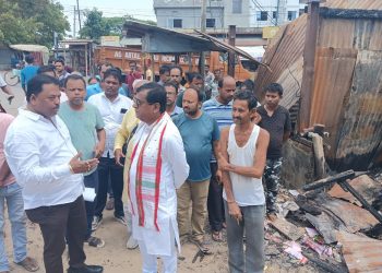 The mayor met with the businessmen affected by the fire at Durgachoumani