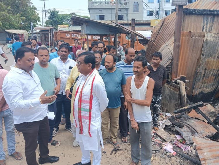 The mayor met with the businessmen affected by the fire at Durgachoumani