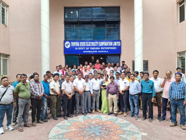 Engineers Forum Protests Attack on Electricity Department Manager in Court Premises