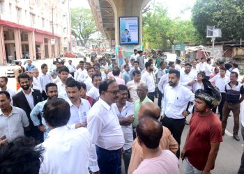 Lawyers Block Road Over Persistent Power Outage at Court Premises