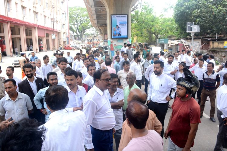 Lawyers Block Road Over Persistent Power Outage at Court Premises