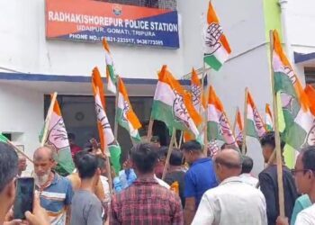 Congress surrounded the police station and protested