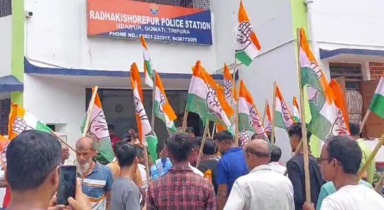 Congress surrounded the police station and protested