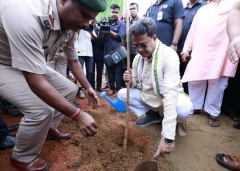 CM  Joins a Massive Tree Plantation Drive