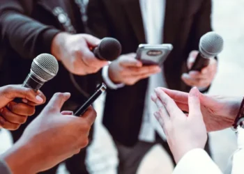 How To Become A Journalist: Steps, Skills And Career Data