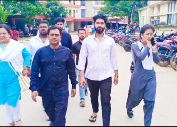 NSUI Delegation Visits Injured School Girl at GB Hospital