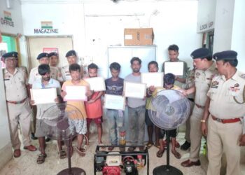 Police Crack Down on Theft Gang, Arrest 8 Individuals