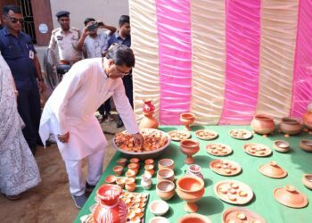 Chief Minister purchase earthen lamps and handmade items from local artisans