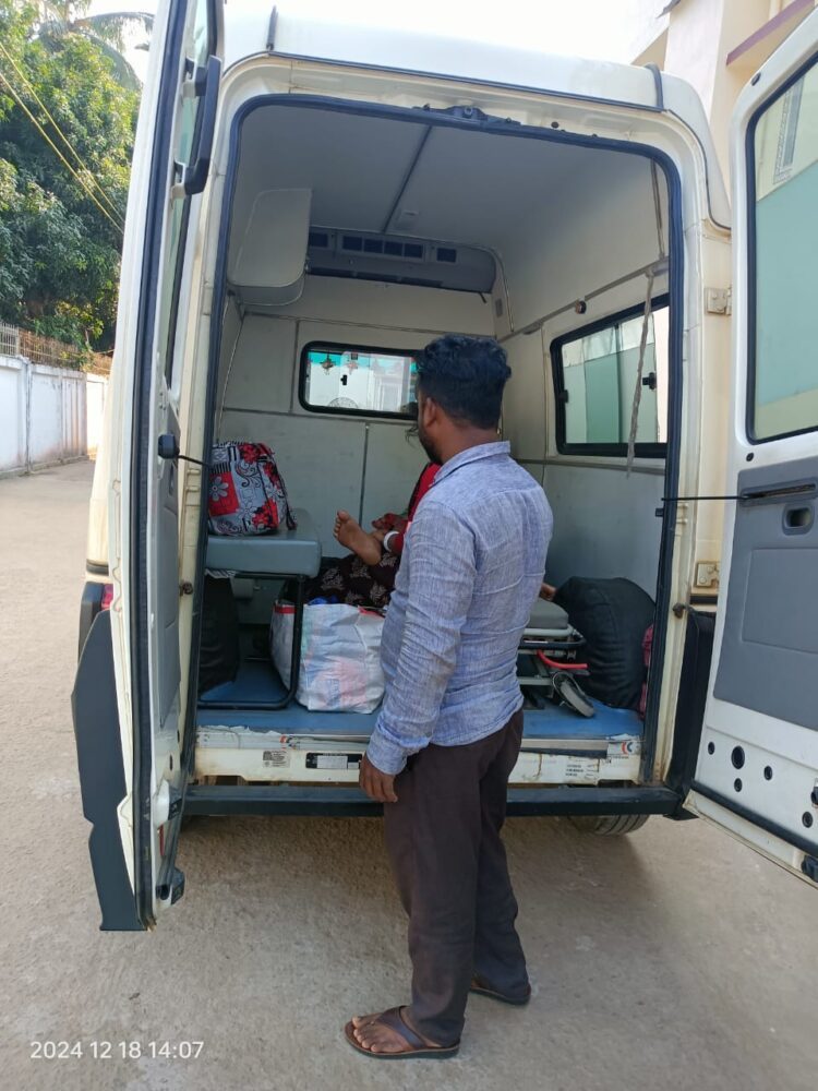 Ambulance Driver Assists in Emergency Delivery on the Way to GB Hospital