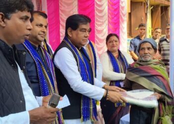 Cloth distribution program holds on completion of three years of BJP-led municipal corporation governance