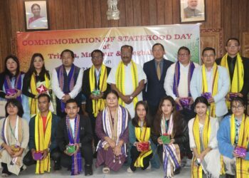 Governor interacting with guests from Manipur and Meghalaya on their Statehood Day