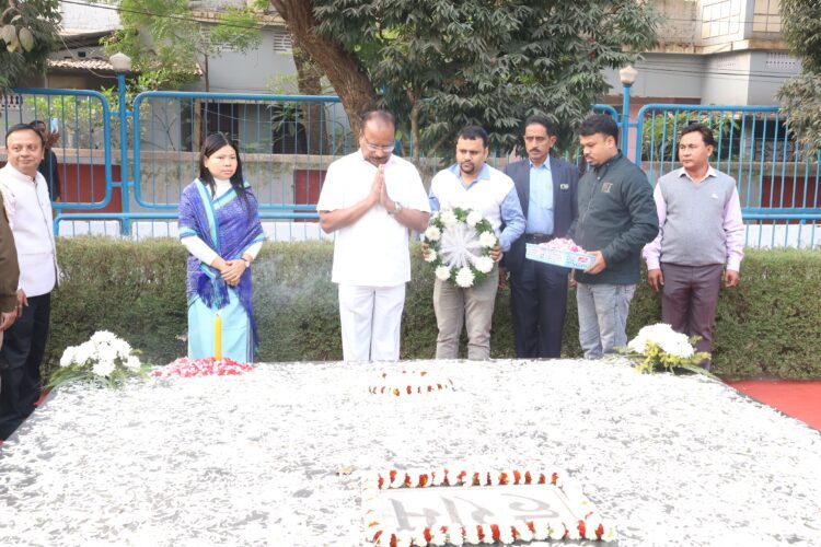 Governor paying tribute to Mahatma Gandhi on Martyrs Day