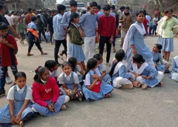 Students stage protest: Blocked NH