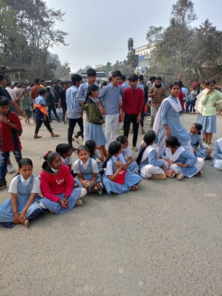 Students stage protest: Blocked NH