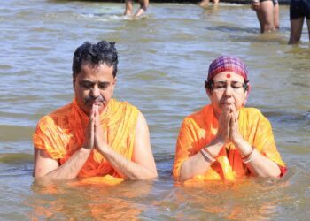 Chief Minister took holy dip at Triveni Sangam