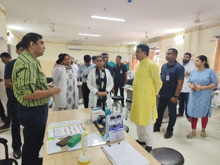CM pays surprise visit to IGM Hospital, Dental College