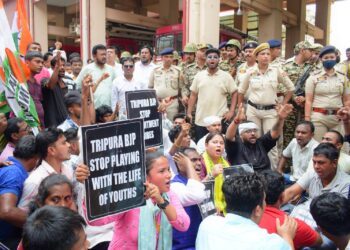 Youth Congress stages protest against the cancellation of the recruitment process for firefighter and driver