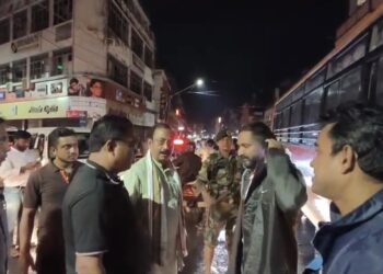 Traffic Chaos in Math Chowmuhani After Heavy Rain; BJP State President Rajib Bhattacharjee Personally Intervenes