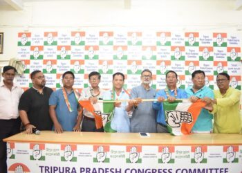 Over 200 families from Ampi Nagar left various parties and joined the Congress party. They were welcomed by the Pradesh Congress Committee President Ashish Kumar Saha with the party flag