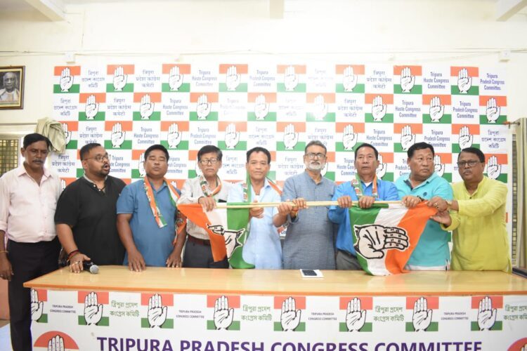 Over 200 families from Ampi Nagar left various parties and joined the Congress party. They were welcomed by the Pradesh Congress Committee President Ashish Kumar Saha with the party flag