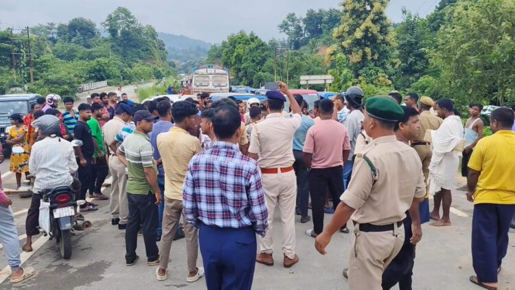 Dalucherra Villagers Block NH-208 Demanding Drinking Water and Road Repair