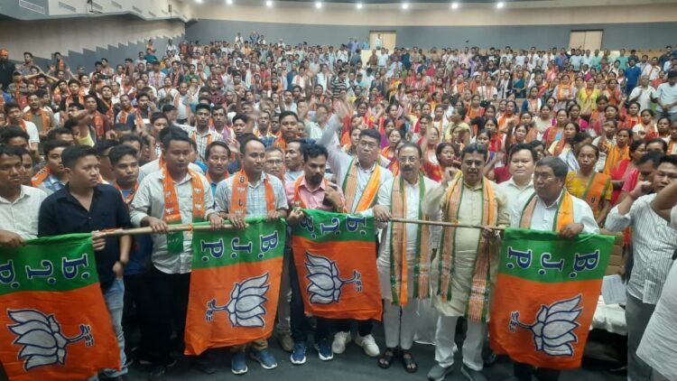 CM welcomes 920 voters in BJP