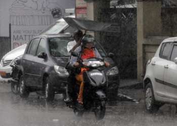 Bay of Bengal depression to intensify; TN under red alert