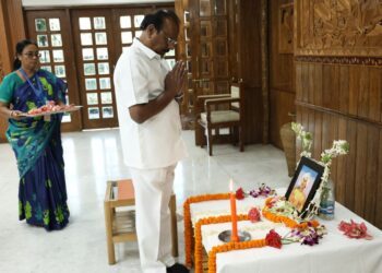 Governor Reddy honours Birsa Munda with floral tribute