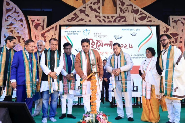 CM encourages students to read beyond textbooks