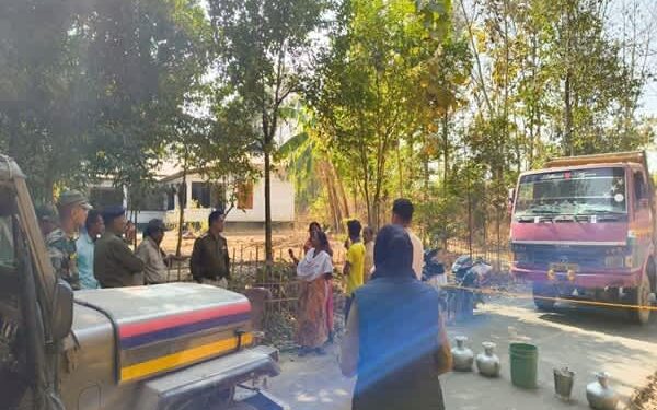 Road Blocked in Kadamtala as Women Demand Safe Water