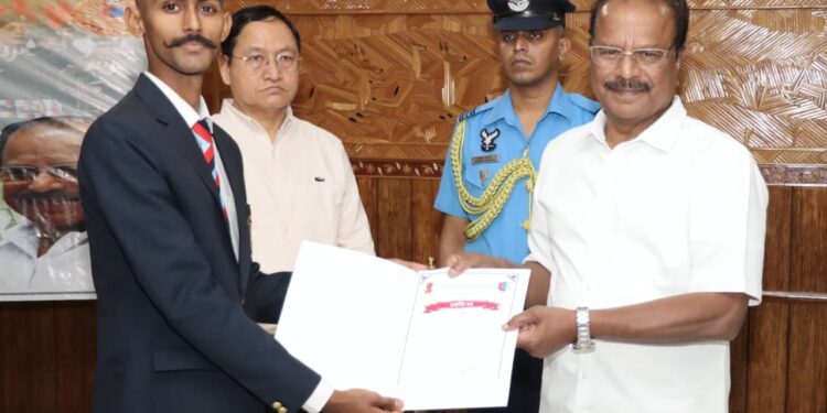 Queues grow at Agartala pumps; stock adequate