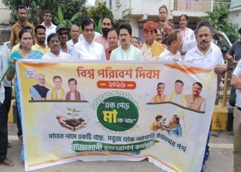 Dipak Majumder joins plantation drive on Environment Day