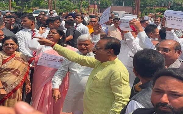 NDA MPs protest against Congress demonstration