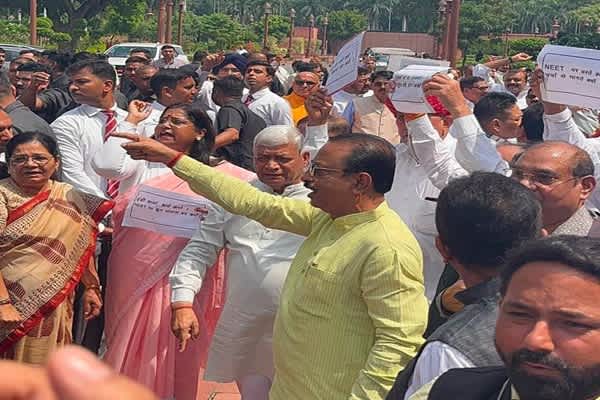 NDA MPs protest against Congress demonstration