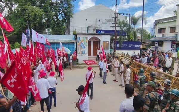 Jitendra raises jobs, rights issues at Jail Bharo stir