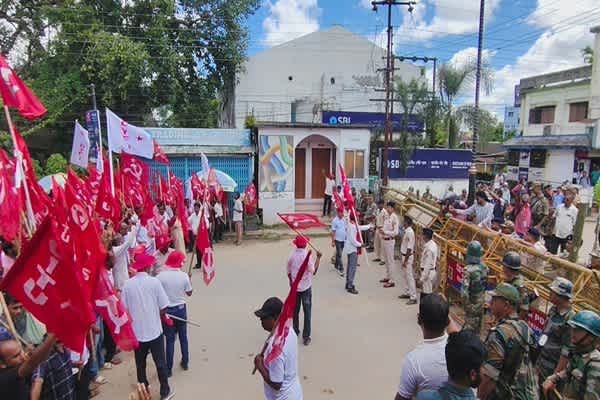 Jitendra raises jobs, rights issues at Jail Bharo stir