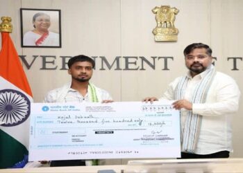 Tripura felicitates eight Good Samaritans for aiding accident victims