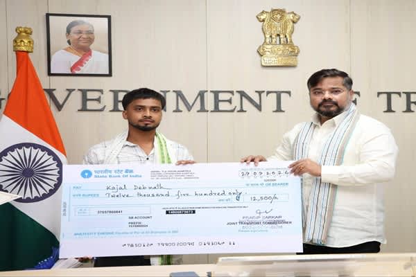 Tripura felicitates eight Good Samaritans for aiding accident victims