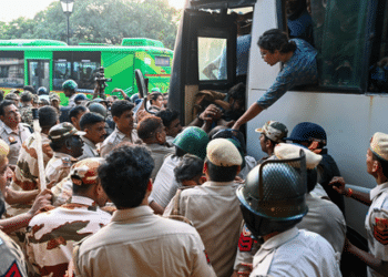  Over 3,000 detained in Delhi ahead of anti-CEC protest; Mamata, Kejriwal held