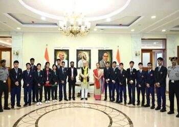 Tripura students visit Mumbai, meet Governor Jishnu Dev Varma