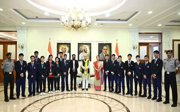 Tripura students visit Mumbai, meet Governor Jishnu Dev Varma